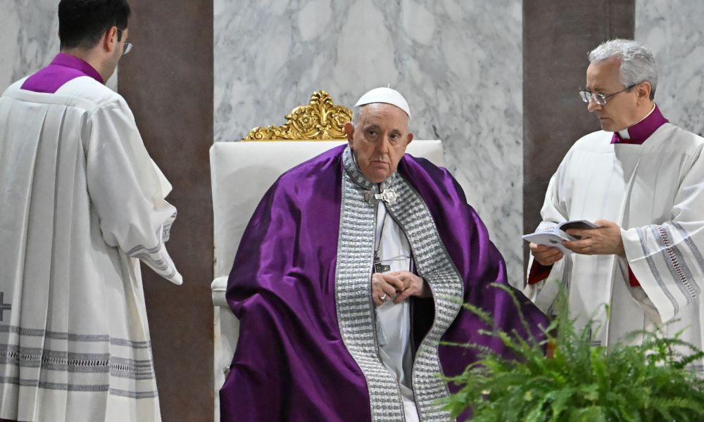 Agenda de papa Francisco é suspensa por dois dias após pontífice ser internado