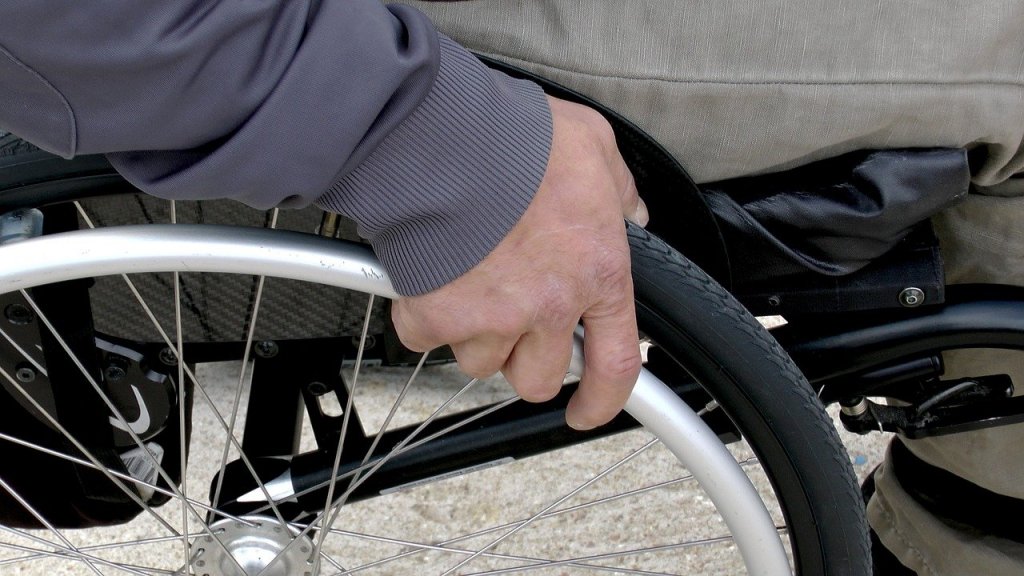 Campanha das Lojas Cem recolhe tampinhas e lacres para construir cadeiras de rodas