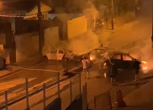 Criminosos assaltam fábrica de joias e queimam veículos em Jarinu