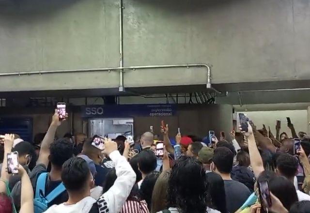 Mulher branca é acusada de racismo no metrô de SP e passageiros reagem; veja vídeos