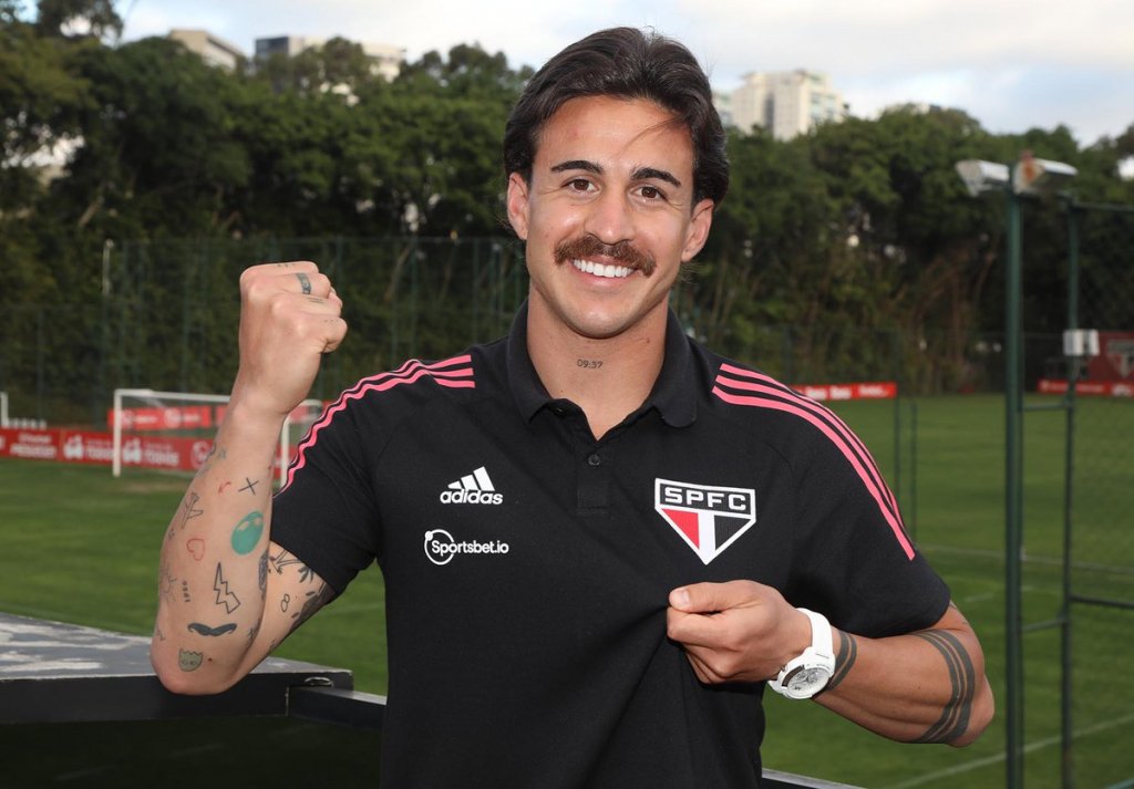 Gabriel recebe a camisa 15 do São Paulo, exalta Crespo e explica posicionamento