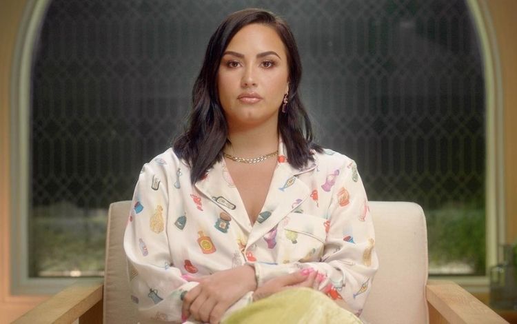 Demi Lovato desabafa sobre estupro na adolescência: ‘Ainda há uma tristeza profunda em mim’