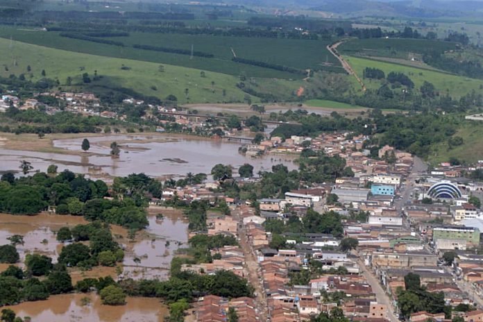 Sobe para 21 o número de mortos em enchentes na Bahia e mais de 77 mil estão desabrigados