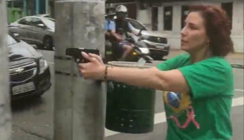 Zambelli diz ter sido agredida por militante petista antes de sacar arma para se defender em rua de São Paulo