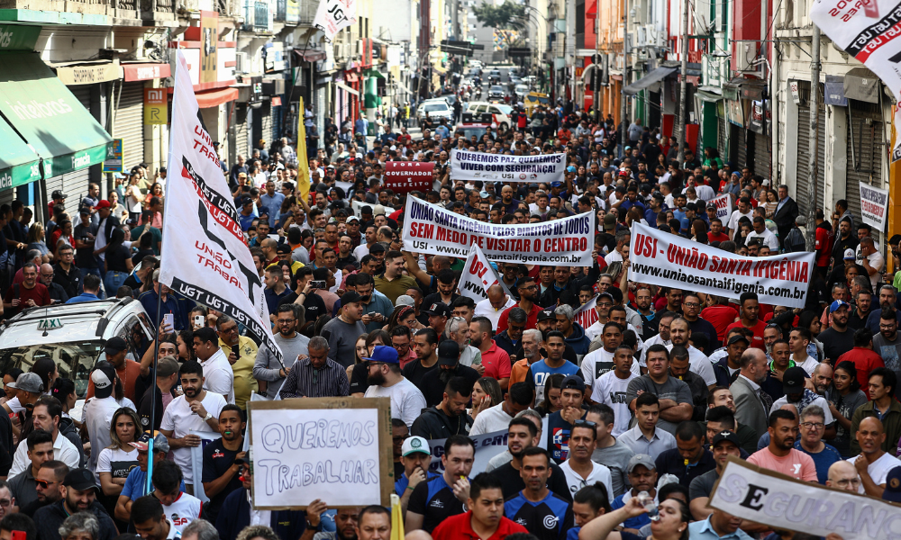Comerciantes e moradores da Santa Ifigênia vão às ruas protestar contra a Cracolândia