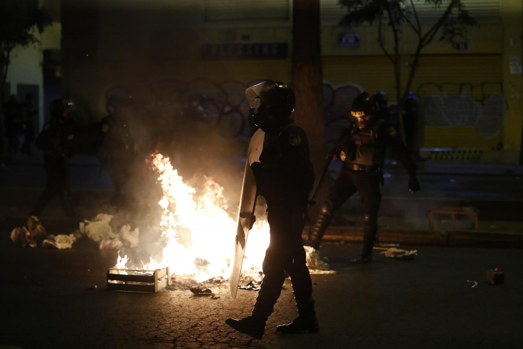 Novos protestos em Lima terminam em confrontos e com danos no centro histórico