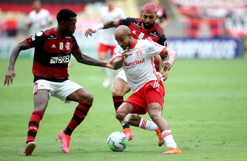 Flamengo vence Internacional e adia decisão do Campeonato Brasileiro