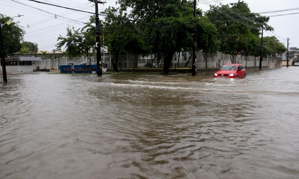 ‘Ondas no leste’ provocaram chuvas no Recife, explica geógrafo