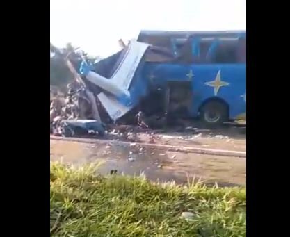 Acidente entre ônibus e caminhão deixa dezenas de mortos no interior de São Paulo