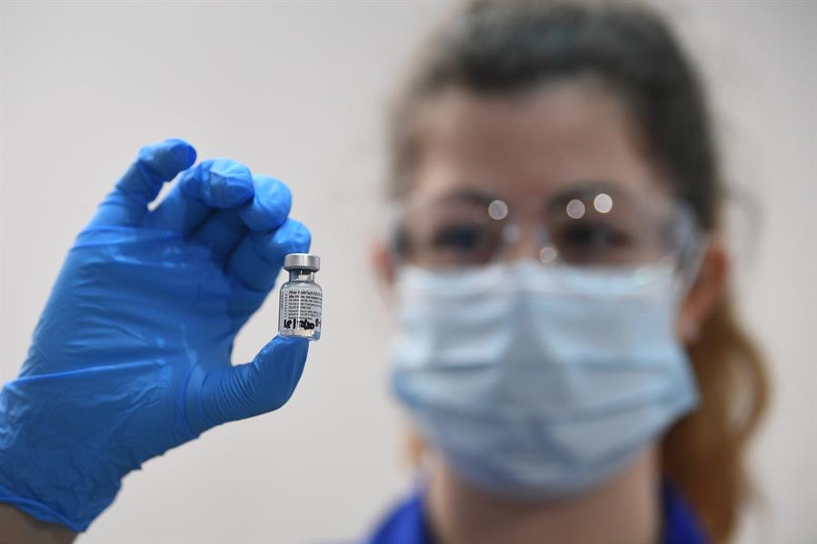 União Europeia compra mais 100 milhões de unidades da vacina da Pfizer
