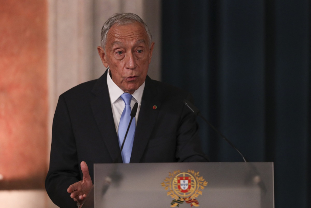 Presidente de Portugal é internado às pressas após desmaiar em visita a universidade
