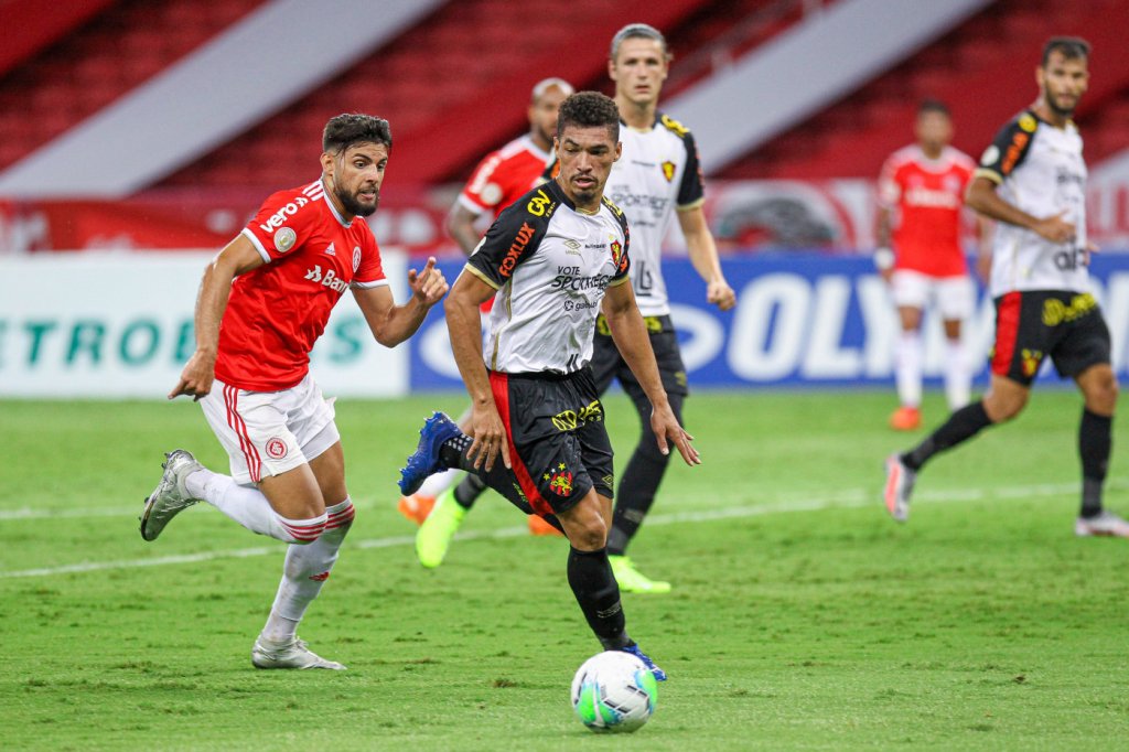 Zagueiro diz que jogou Inter x Sport doente: ‘Com febre, dor de garganta e corpo mole’