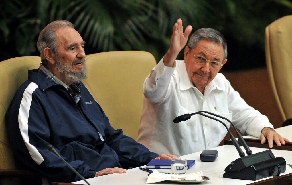 Documentos da CIA revelam tentativas de assassinar Fidel e Raúl Castro