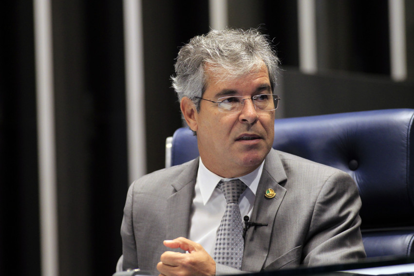 Flávio Bolsonaro vai à Justiça contra Jorge Viana na presidência da Apex