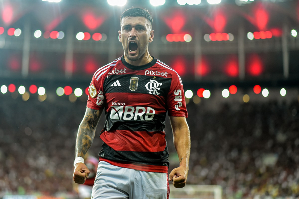 Arrascaeta marca, Flamengo bate Red Bull Bragantino e se aproxima do líder Palmeiras 
