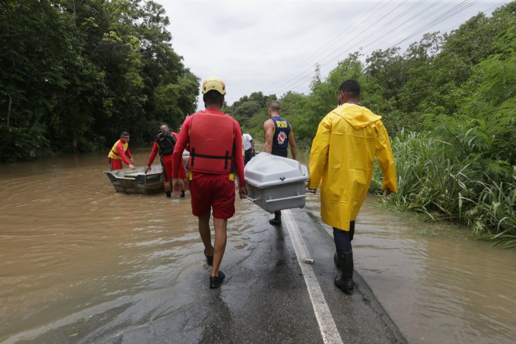 Fortes chuvas na Bahia devem continuar e podem ocorrer em outros estados, diz especialista