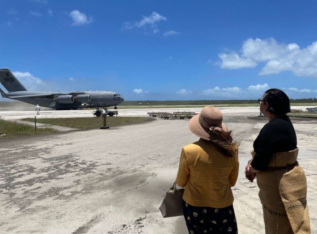 Primeiros aviões com ajuda humanitária chegam a Tonga cinco dias após tsunami