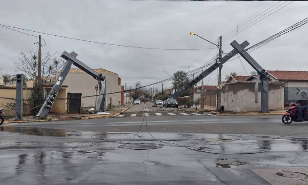 Tornado arranca mais de 100 árvores e deixa casas destelhadas em Pirassununga