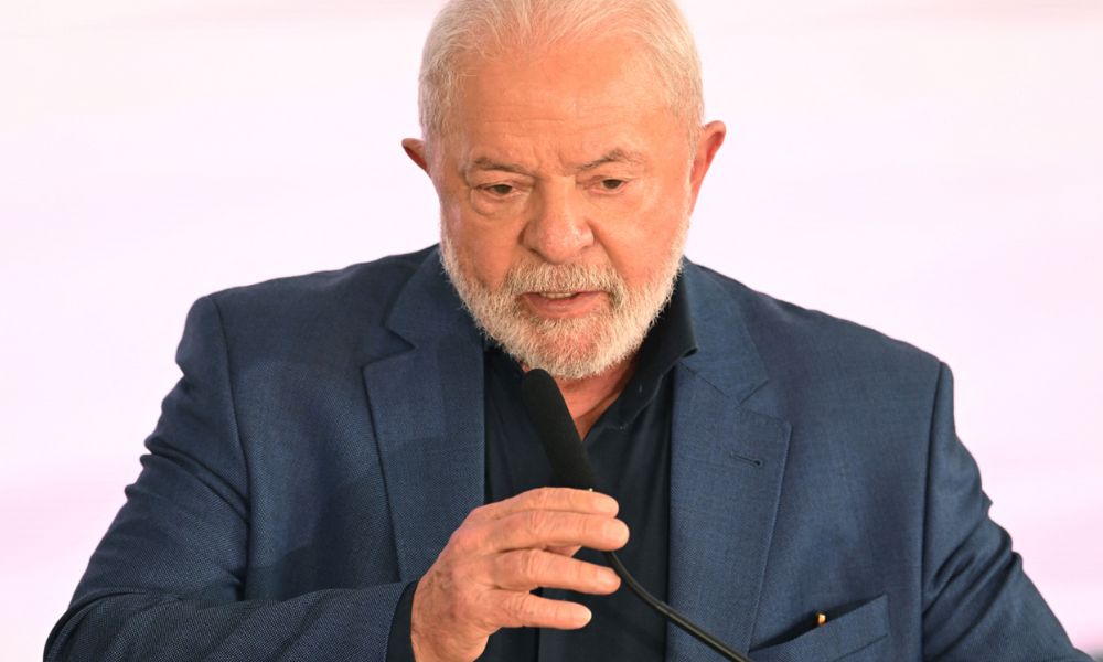Lula assina decreto que reserva até 30% dos cargos na administração pública a negros