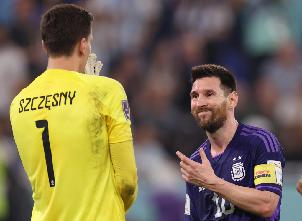 Goleiro da Polônia bate recorde de defesas em um jogo de Copa e perde aposta com Messi sobre pênalti