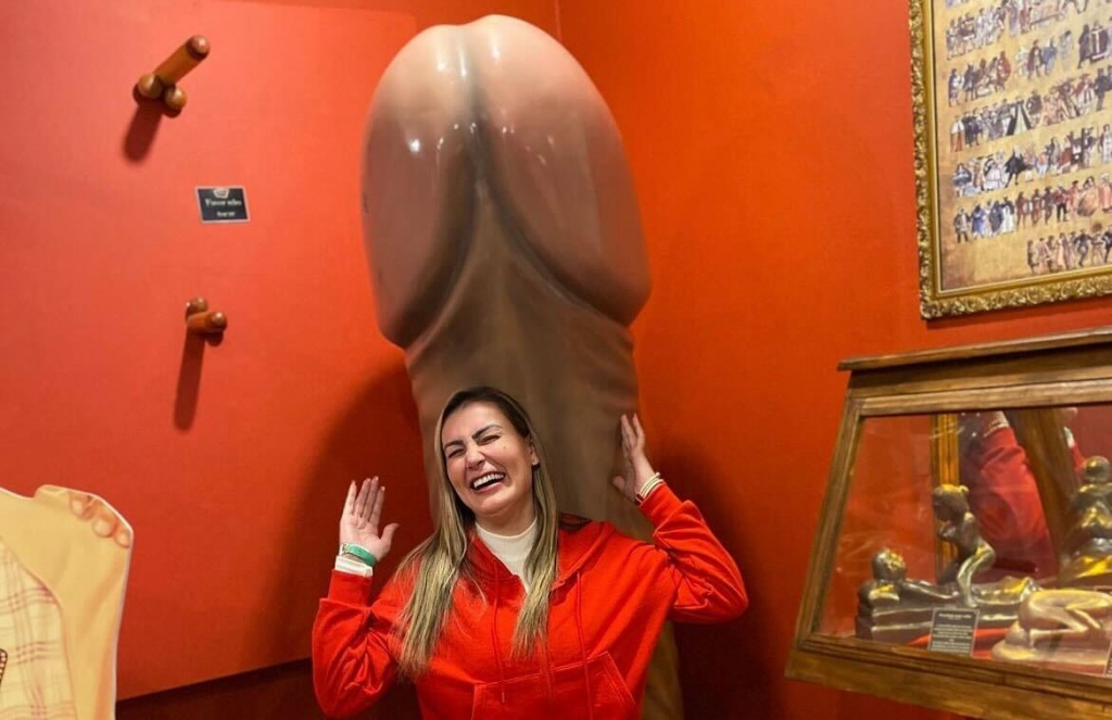 Andressa Urach posa com escultura de ‘pênis gigante’ em museu erótico em Gramado