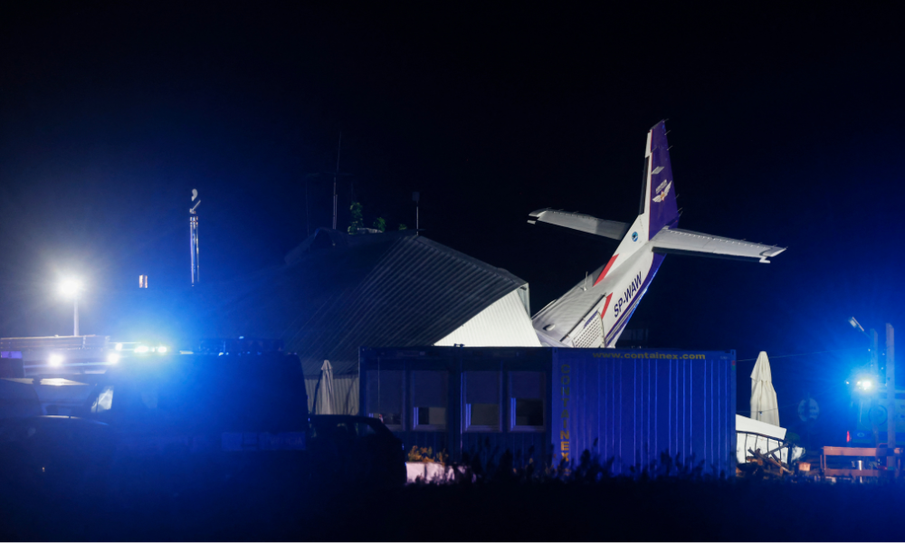 Avião cai sobre hangar e deixa cinco mortos e oito feridos na Polônia