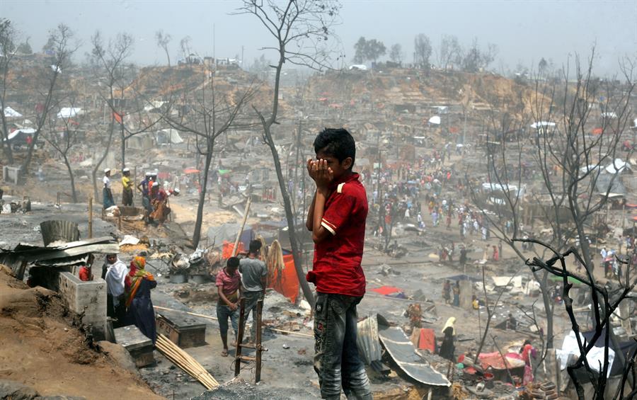 Incêndio em campo de refugiados em Bangladesh deixa 15 mortos, 560 feridos e 400 desaparecidos