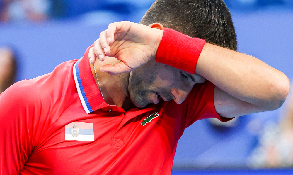 Djokovic volta a sentir dores no punho e perde invencibilidade de 43 jogos na Austrália