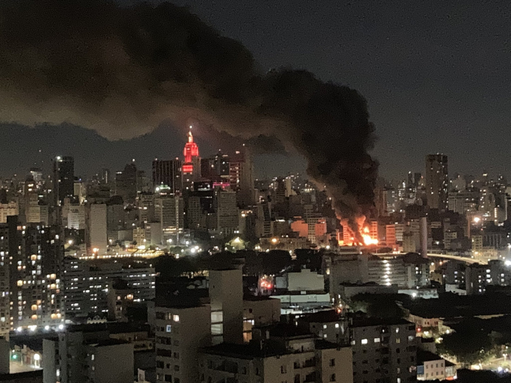 Prédio atingido por incêndio no Centro de São Paulo não tinha auto de vistoria dos Bombeiros