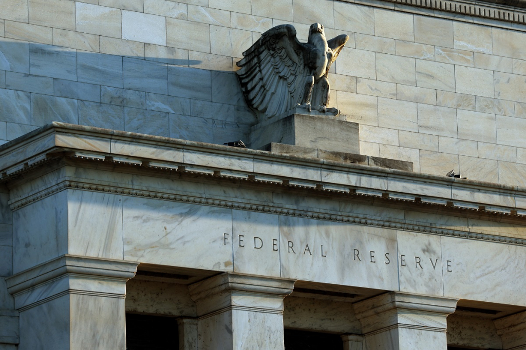 Sistema bancário dos EUA está mais bem capitalizado do que na crise de 2008, diz Fed