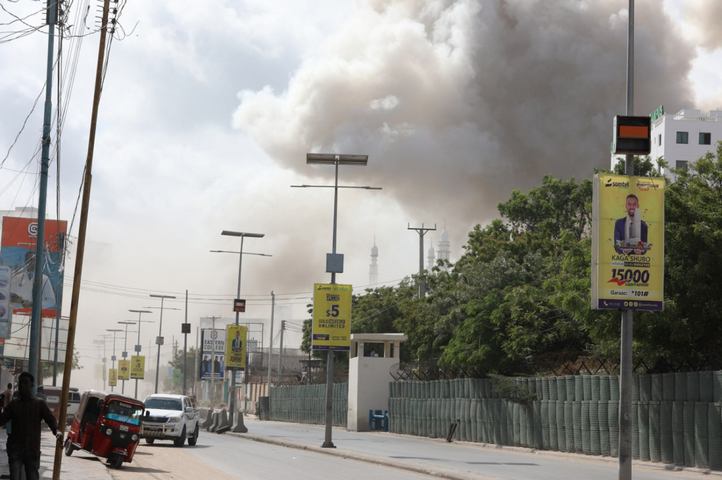 Dois carros-bomba explodem na capital da Somália e deixam vítimas
