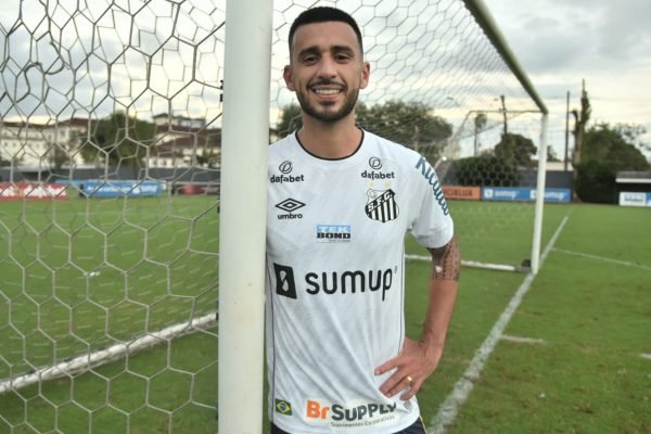 Santos oficializa a contratação de Camacho, ex-Corinthians