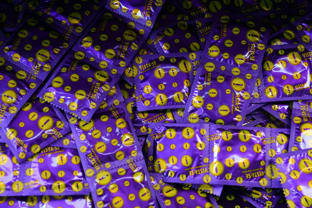 Anvisa suspende venda de preservativos após falha em teste de estouro dentro da validade; veja quais são