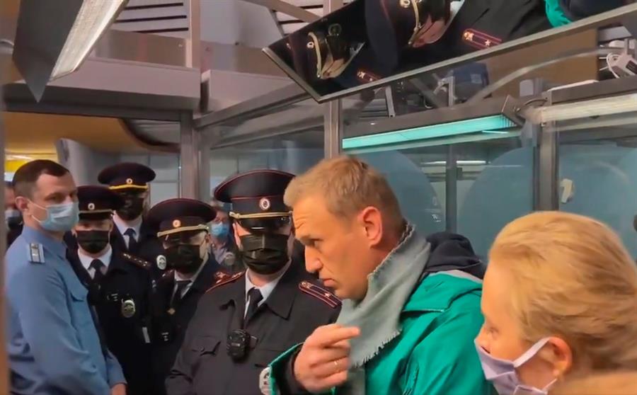 Preso logo após retornar à Rússia, Navalny será julgado nesta segunda