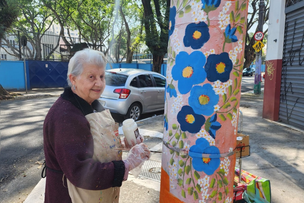 Aposentada faz pinturas em postes e colore bairro de São Paulo: ‘Objetivo é incentivar as pessoas a fazerem coisas boas’