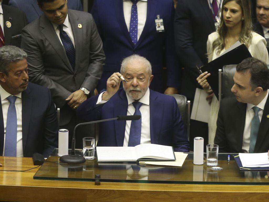 Lula revoga decretos, limita acesso a armas e suspende privatização da Petrobras e Correios