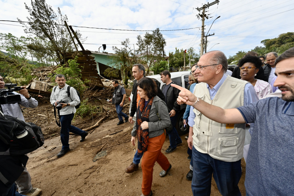 Alckmin visita regiões afetadas por ciclone no RS; governo disponibiliza R$ 239 milhões para ajuda humanitária