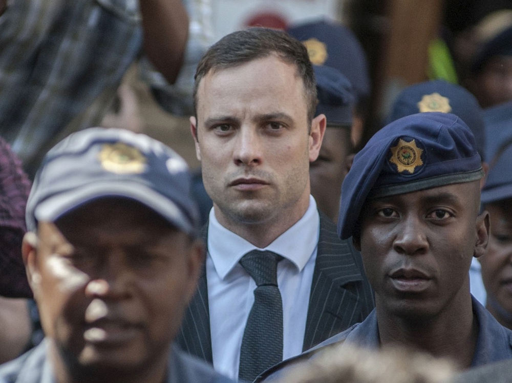 Ex-atleta Oscar Pistorius, preso por matar namorada, deixa a cadeia