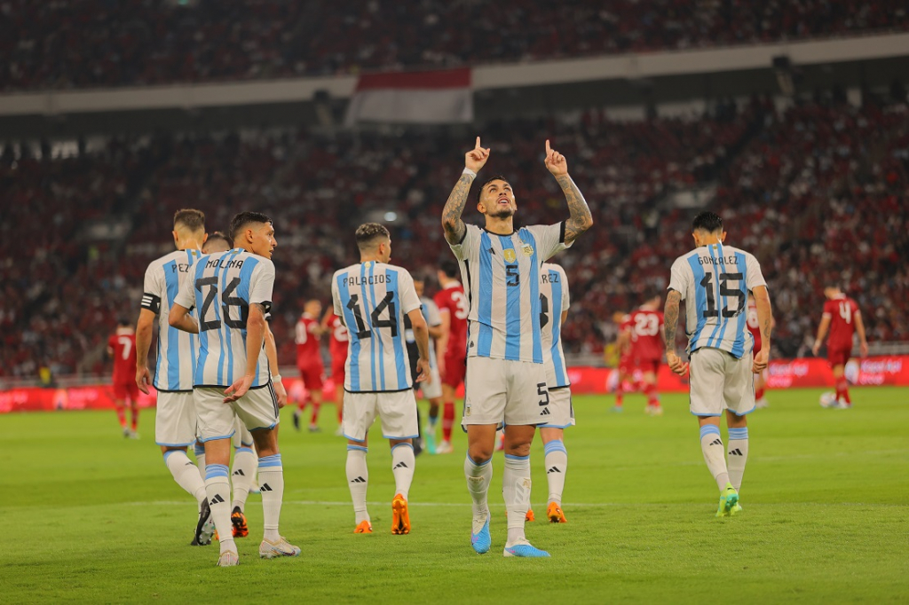 Sem Messi, Argentina vence amistoso contra a Indonésia com golaço de Paredes; assista 