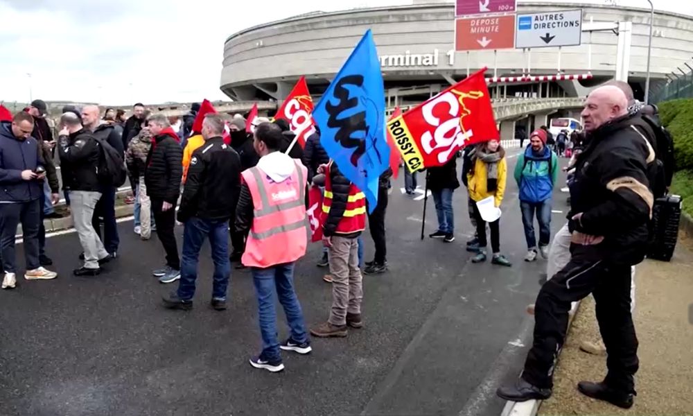 Manifestantes bloqueiam acesso ao aeroporto de Paris: ‘Vamos parar a economia até Macron ceder’