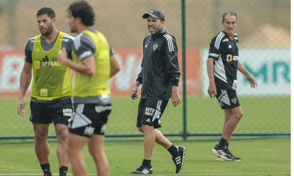 Coudet permanece no Atlético-MG e pede desculpas à diretoria: ‘Estou feliz aqui’
