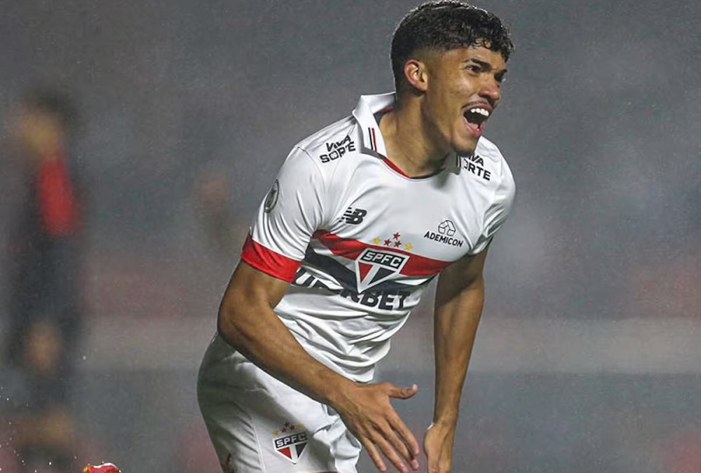 São Paulo derrota Vitória por 2 a 1 no MorumBis e homenageia Izquierdo