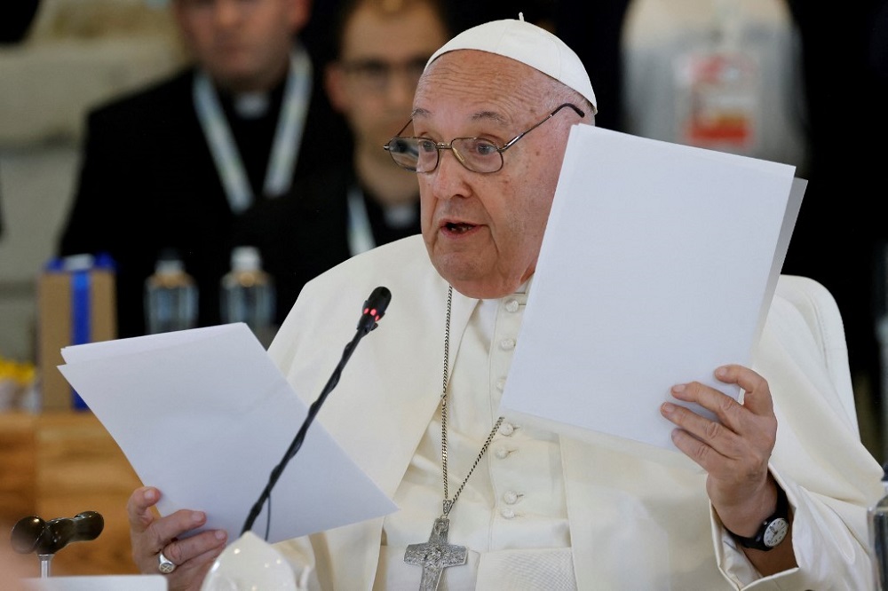 Papa Francisco pede no G7 a proibição de armas controladas por inteligência artificial