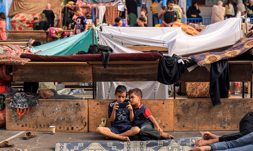 Mundo bate recorde de refugiados, e guerra no Oriente Médio reforça diferença no tratamento dado a europeus e árabes 