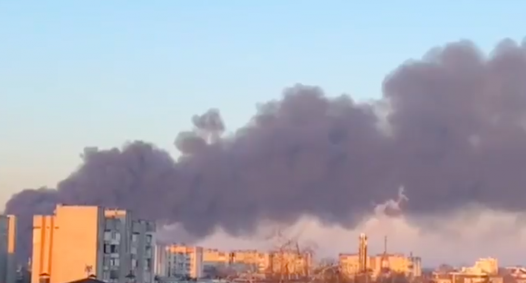 Bombardeio russo atinge imediações do aeroporto de Lviv, afirma prefeito