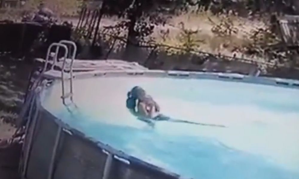 Menino de 10 anos salva mãe que estava tendo convulsão dentro da piscina nos EUA