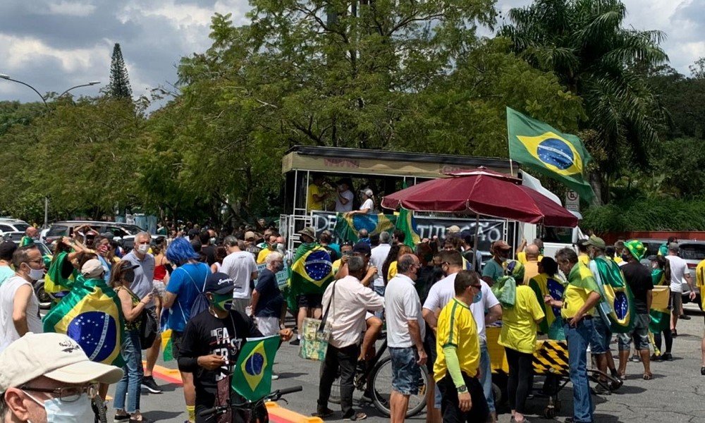 Apoiadores de Bolsonaro vão às ruas protestar contra o STF e medidas de restrição