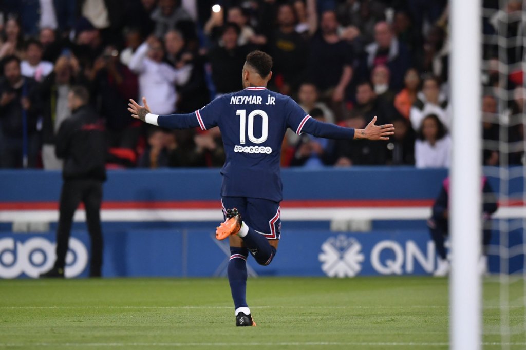 Neymar marca, PSG vence clássico com Olympique e fica a uma vitória do título francês