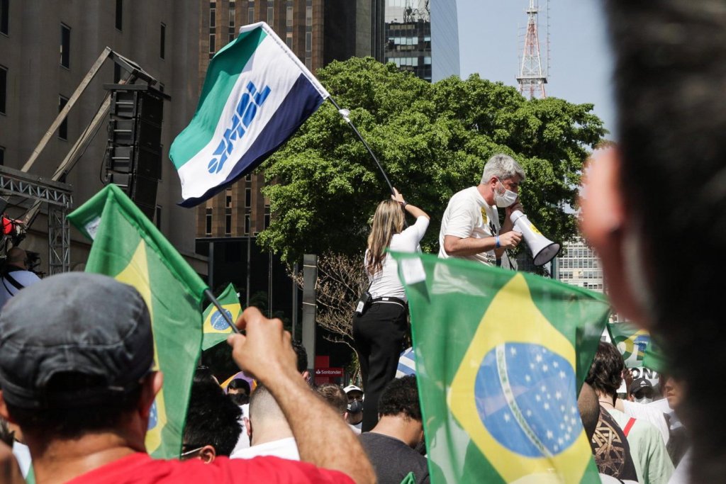 Capitais brasileiras registram protestos a favor do impeachment de Bolsonaro