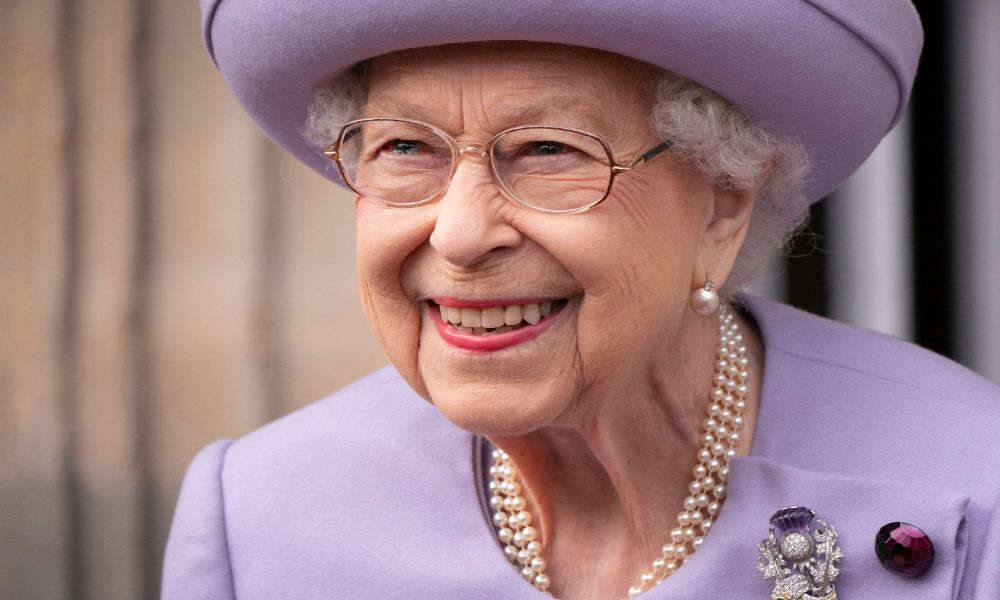 Colares de pérolas, chapéus e vestidos monocromáticos marcam estilo de Elizabeth II